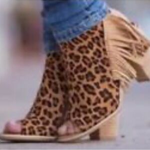 #10–VERY VOLATILE LOS ANGELES WOMEN'S SANDALS SIZE 7